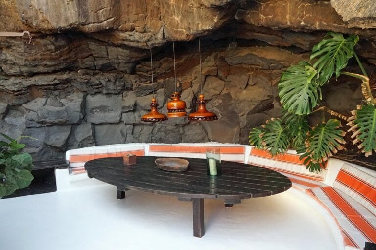 Œuvre de César Manrique dans la grotte volcanique de Jameos del Agua à Lanzarote