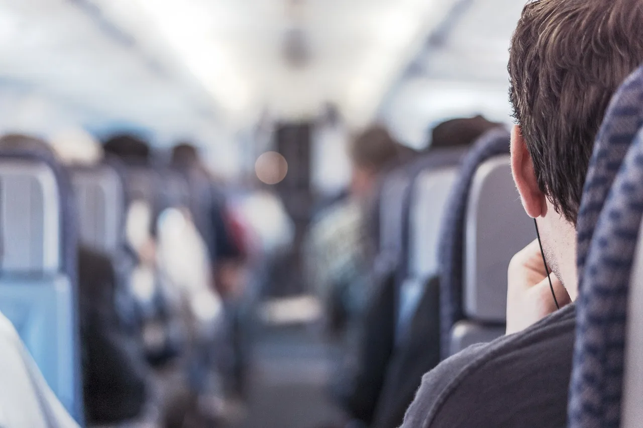 Personne sereine dans un avion près du hublot pour avoir moins peur en avion