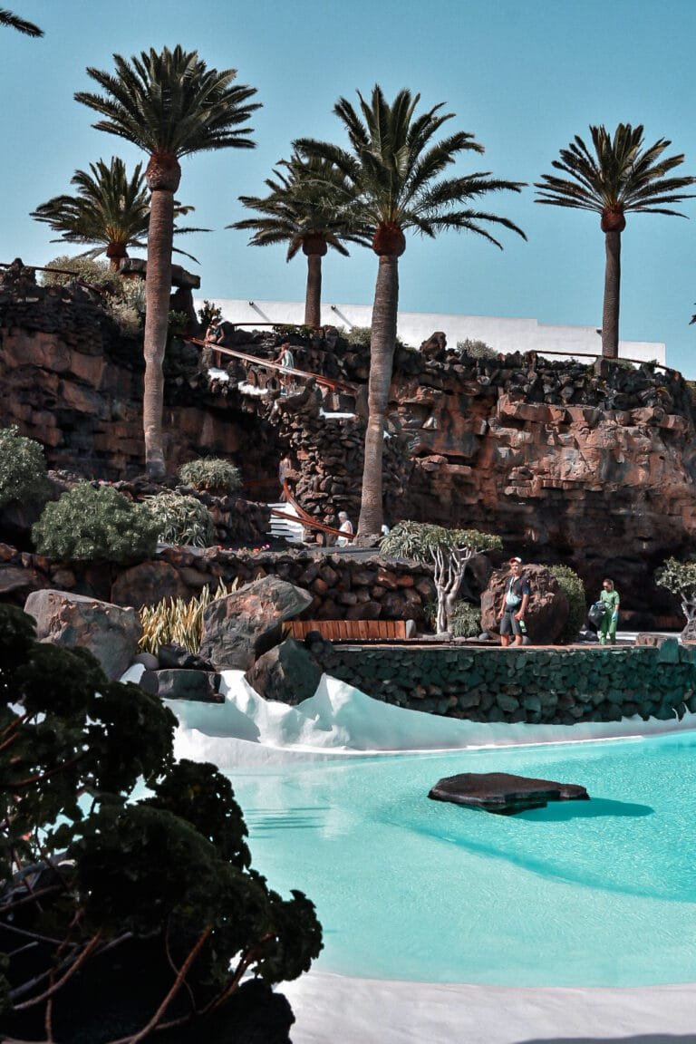 Piscine et palmiers lors de ma visite de Jameos del Agua