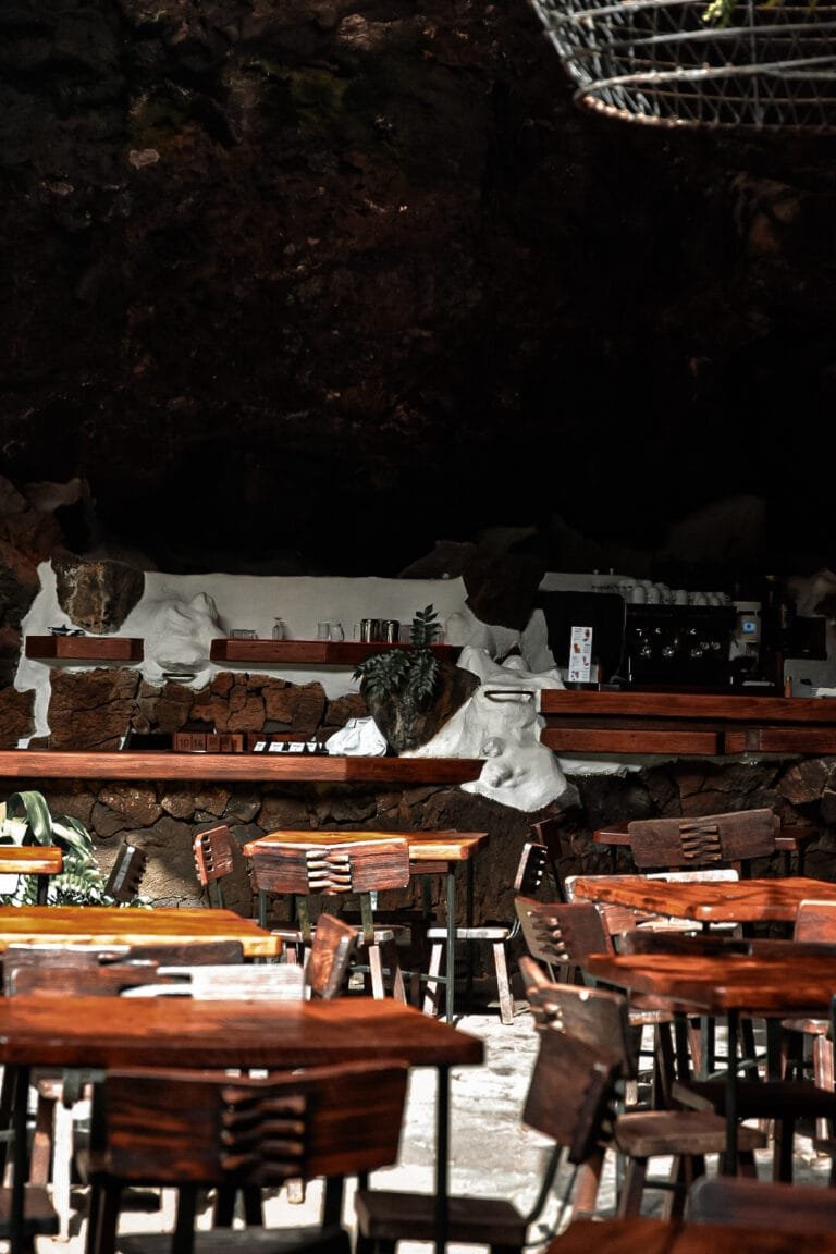 Café dans la grotte où passer l'après-midi à Lanzarote