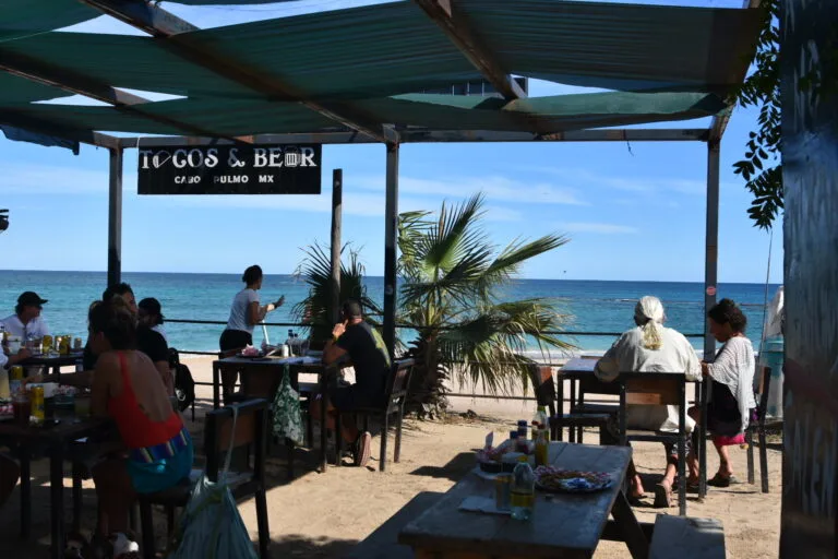 Terrasse où déjeuner à Cabo Pulmo face à la mer de Cortez