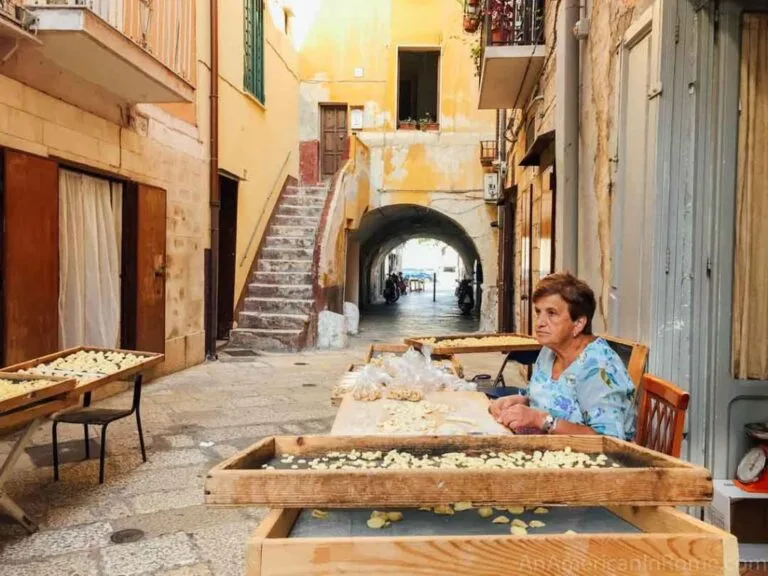Femme fabriquant des orecchiette à Bari