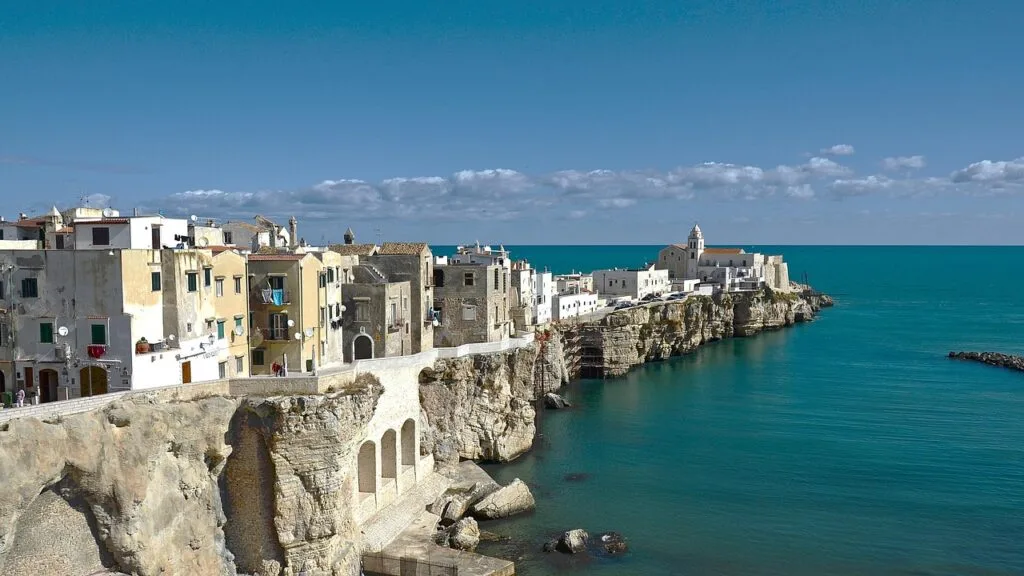 Polignano a Mare perchée sur falaises avec crique turquoise