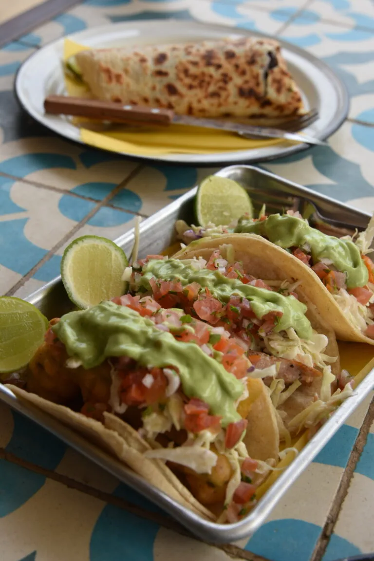 Dégustation de tacos dans un restaurant traditionnel