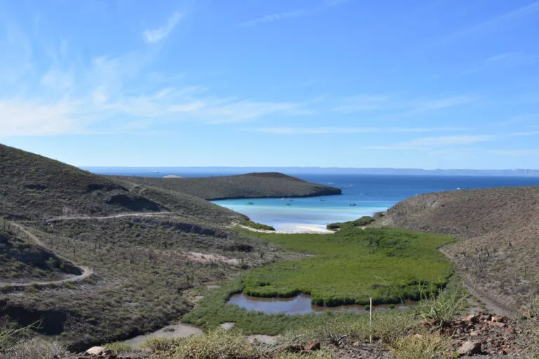 Vue aérienne de la route côtière désertique de Basse-Californie avec l'océan turquoise en arrière-plan