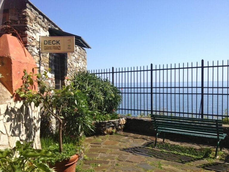 Vue sur mer depuis un hôtel dans le centre de Vernazza