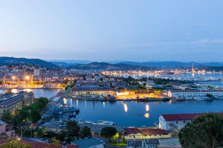 Vue de nuit depuis un logement dans le centre de la Spezia