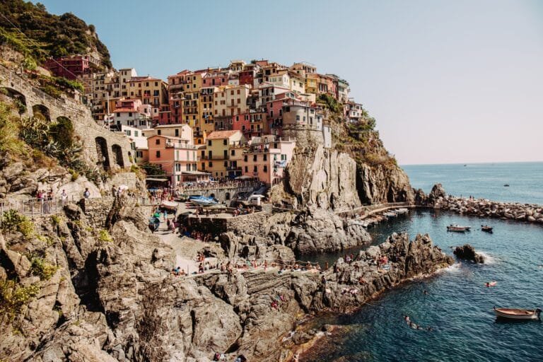 Vue panoramique sur les Cinque Terre au coucher du soleil depuis mon logement à Manarola