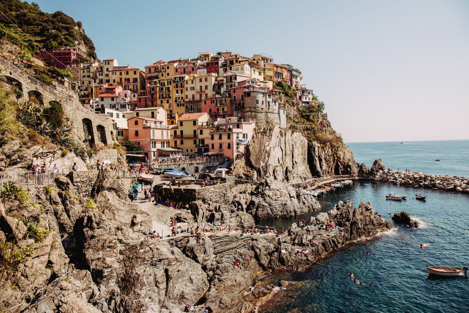 Vue panoramique sur les Cinque Terre au coucher du soleil depuis mon logement à Manarola