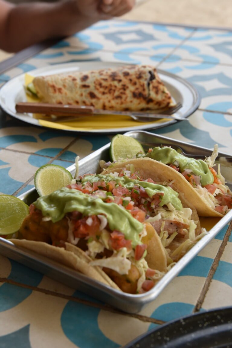 Assiette de tacos de poisson frais capeado servis dans un restaurant local de Todos Santos