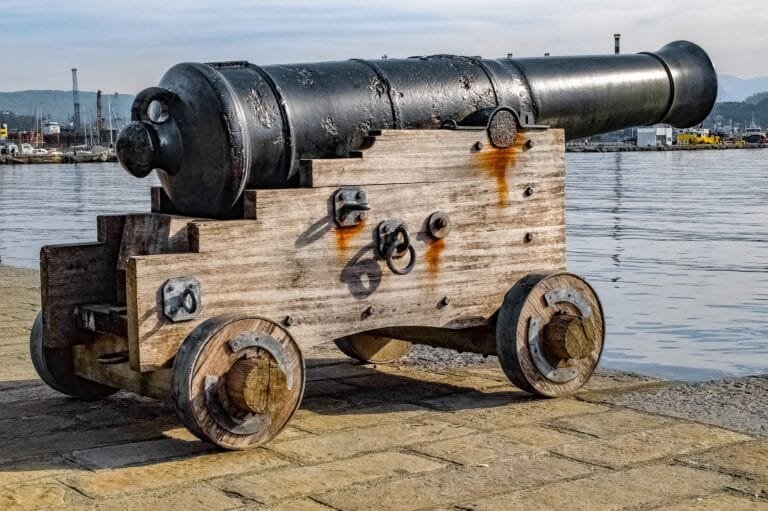 canon ancien sur le port de La Spezia, une super ville où loger aux Cinque Terre