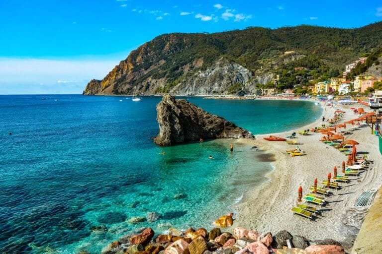 Grande plage de sable de Monterosso al Mare avec ses transats colorés