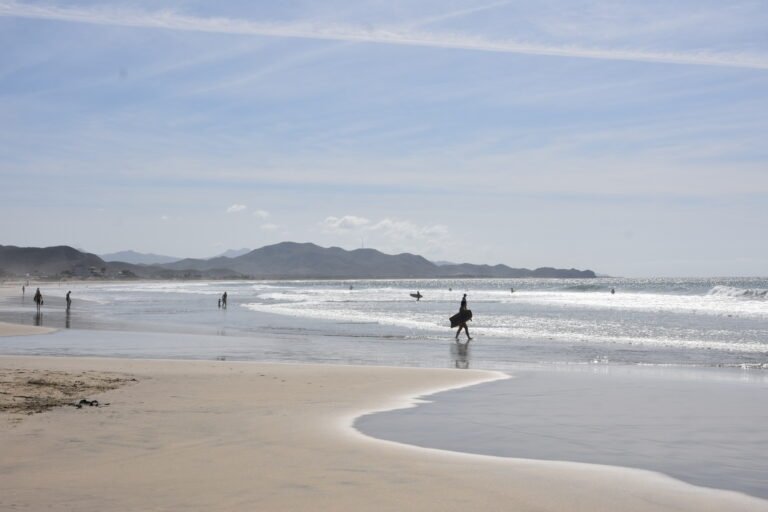 Plage de Los Cerritos avec surfeurs débutants et leurs planches