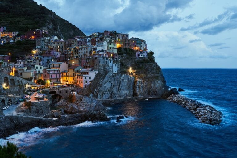 Les célèbres maisons colorées de Manarola au bord de la crique rocheuse de nuit