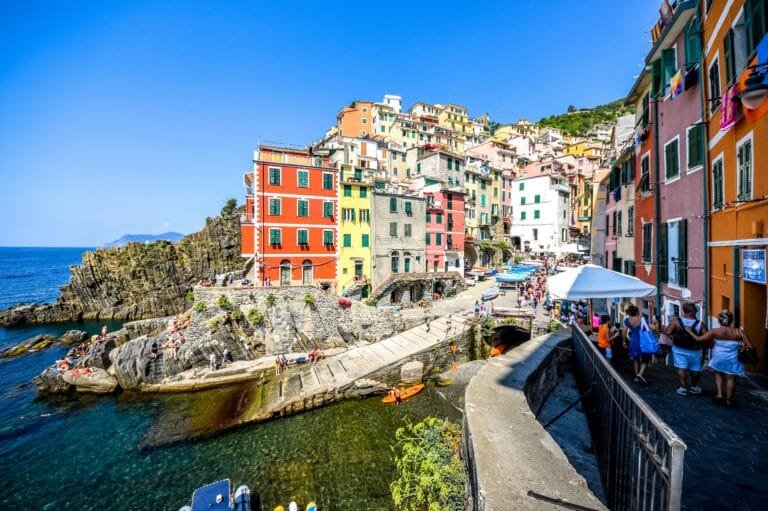 vue sur le village de Riomaggiore aux Cinque Terre
