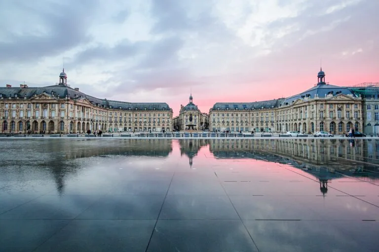 Vue sur un bel hôtel situé Place de la Bourse à Bordeaux