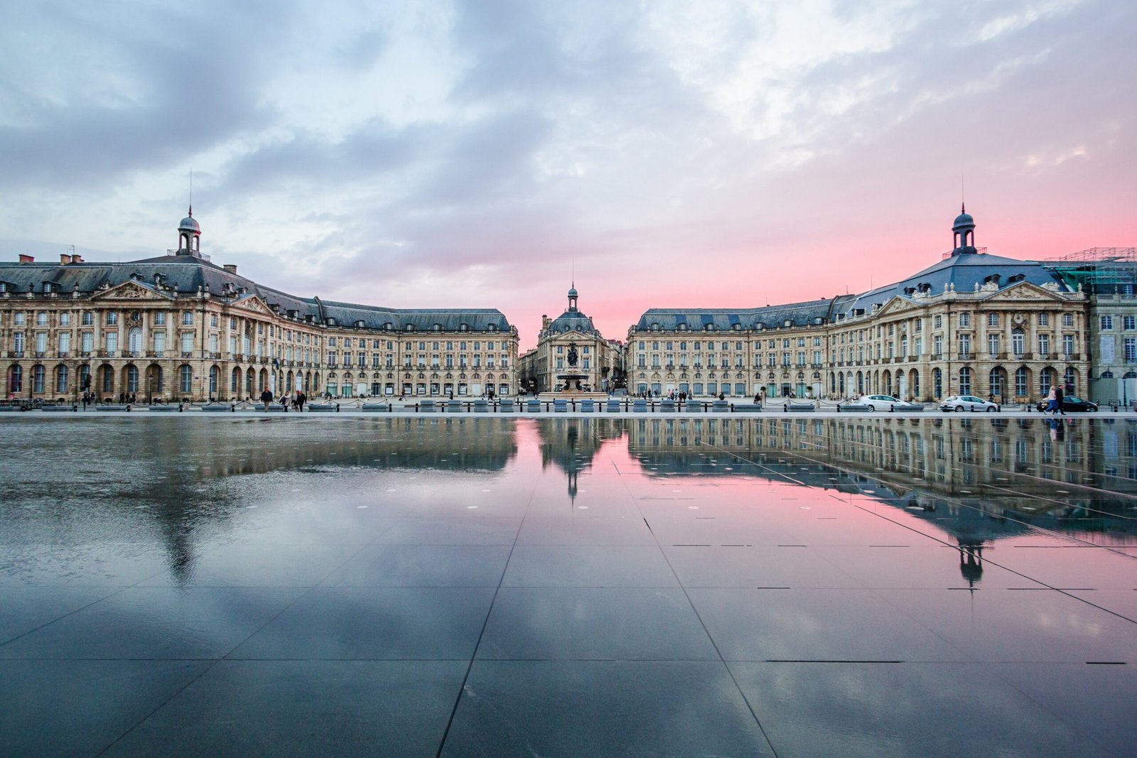 Vue sur un bel hôtel situé Place de la Bourse à Bordeaux