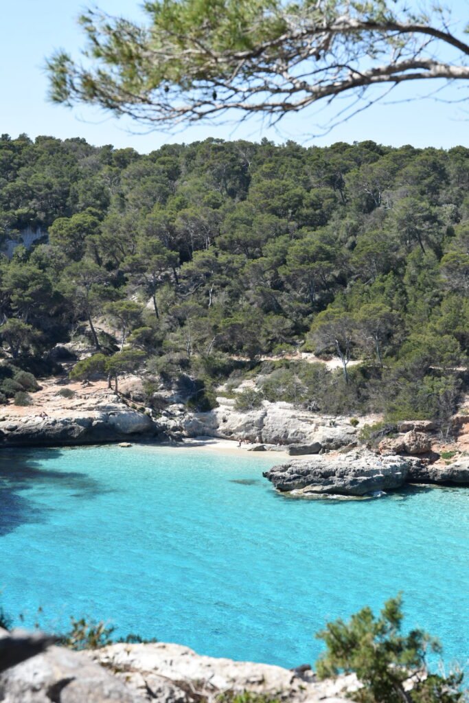 Que faire à Minorque en 4 jours : guide complet 9 Cala Escorxada, crique sauvage accessible uniquement à pied sur la côte sud de Minorque