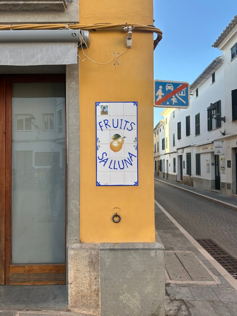 Que faire à Minorque en 4 jours : guide complet 8 ruelles du village Es Mercadal à visiter à Minorque