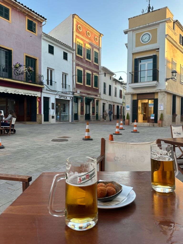Que faire à Minorque en 4 jours : guide complet 7 Bières et Tapas sur la place principale d'Es Mercadal