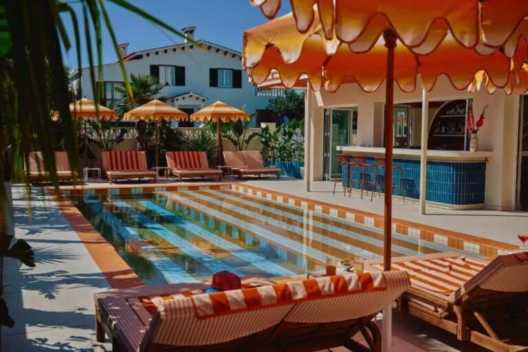 Belle piscine d'un hôtel où dormir à Minorque dans le centre de Ciutadella