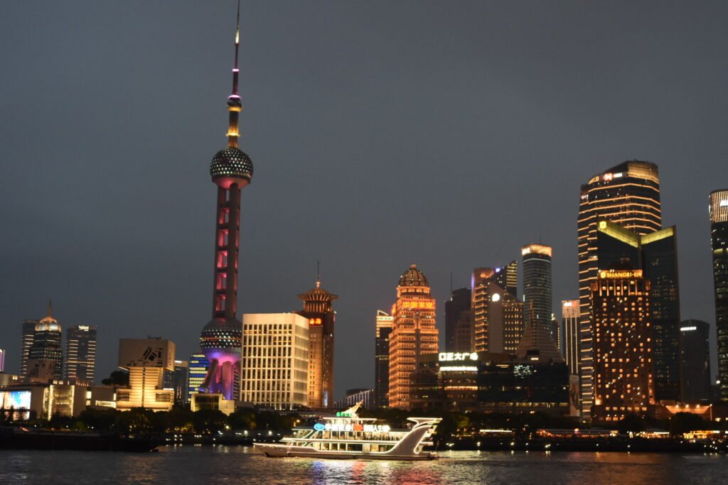 2 semaines en Chine : itinéraire idéal + conseils 3 vue sur la Skyline illuminée de Shanghai lors d'un séjour en Chine pendant 2 semaines
