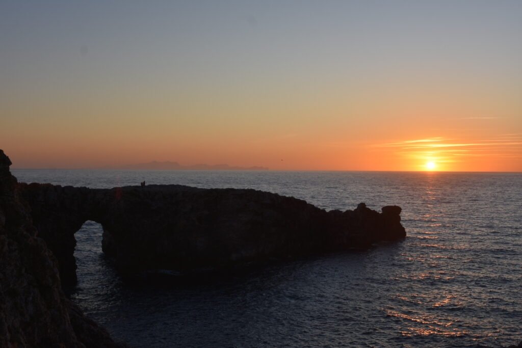 Que faire à Minorque en 4 jours : guide complet 6 coucher de soleil au pont den gil