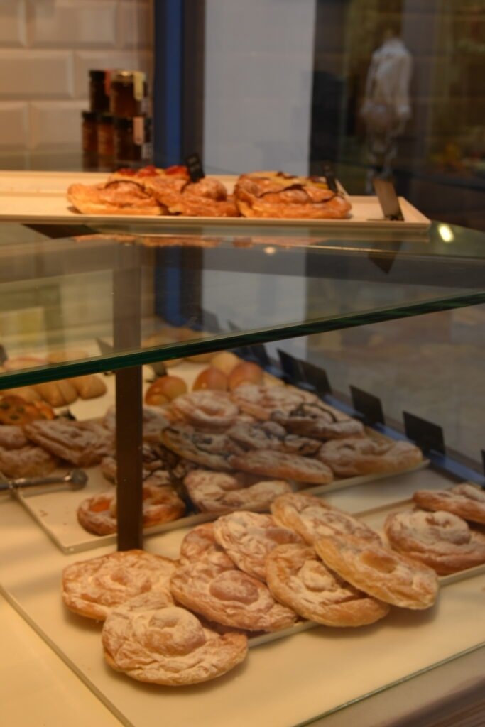 Que faire à Minorque en 4 jours : guide complet 4 La vitrine d'une boulangerie à Ciutadella, remplie d'Ensaïmadas