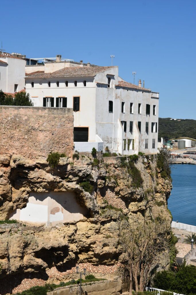 Que faire à Minorque en 4 jours : guide complet 16 Les impressionnantes falaises sur les côtes de Mahon