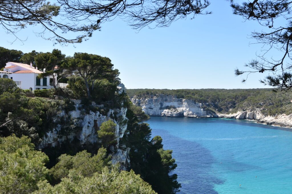 Où dormir à Minorque ? Meilleures zones + conseils 3 Vue sur les falaises entre Cala Galdana et Santo Tomas