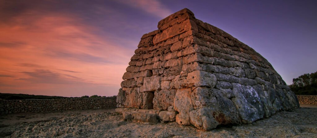 Que faire à Minorque en 4 jours : guide complet 18 La Naveta des Tudons, site préhistorique majeur de Minorque, au coucher du soleil
