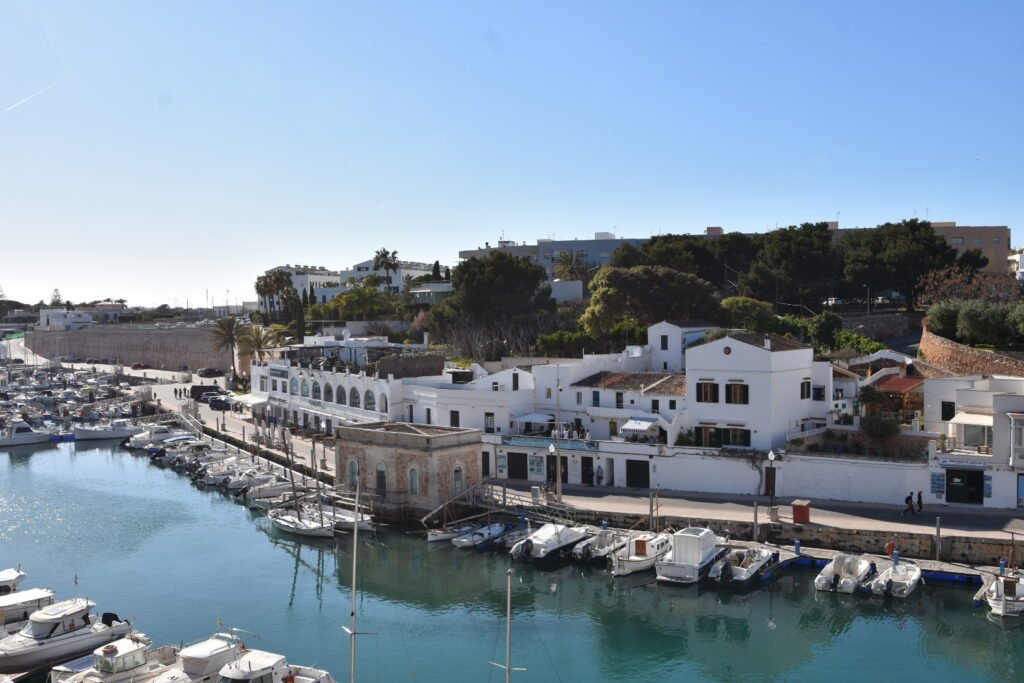 Où dormir à Minorque ? Meilleures zones + conseils 2 port de ciutadella