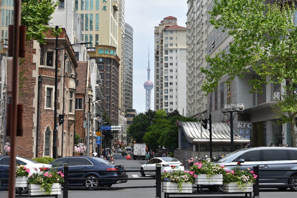 2 semaines en Chine : itinéraire idéal + conseils 2 Immeubles de Shanghai avec la Perle de l'Orient en toile de fond