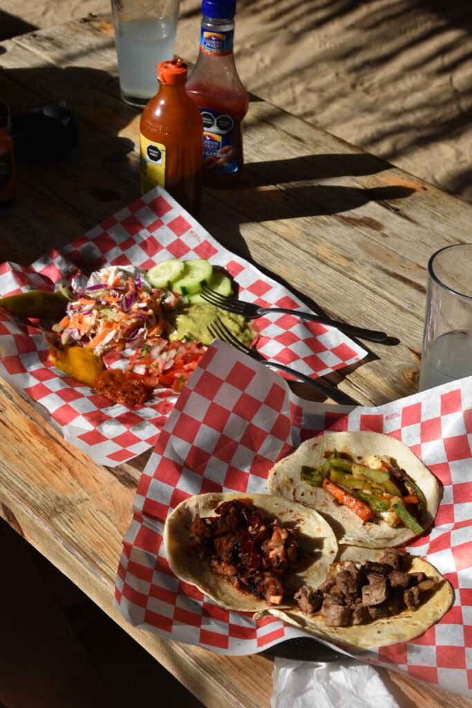 Que faire à La Paz en Basse-Californie du Sud ? Les incontournables 6 Assiette de fish tacos capeado au poisson frais avec sauce chipotle dans un restaurant local du Malecón de La Paz