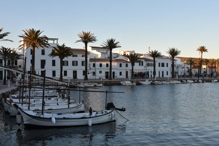 le petit port de Fornells au coucher du soleil à Minorque