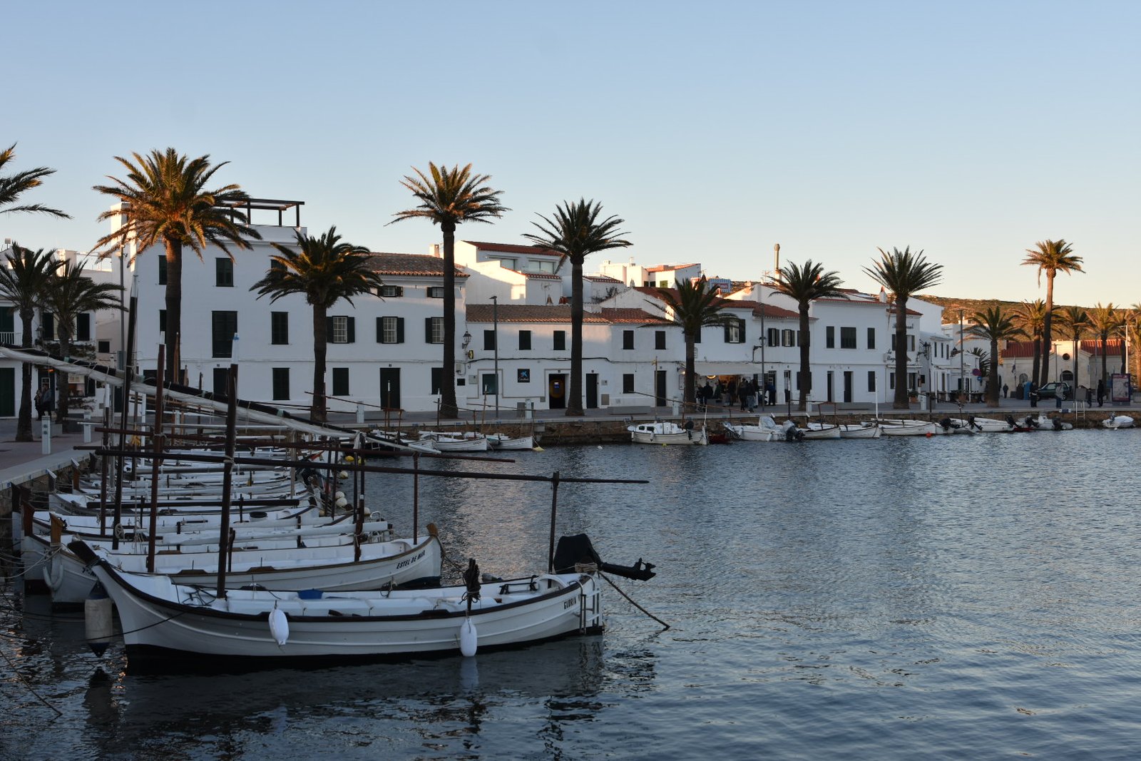 Où dormir à Minorque ? Meilleures zones + conseils 1 le petit port de Fornells au coucher du soleil à Minorque