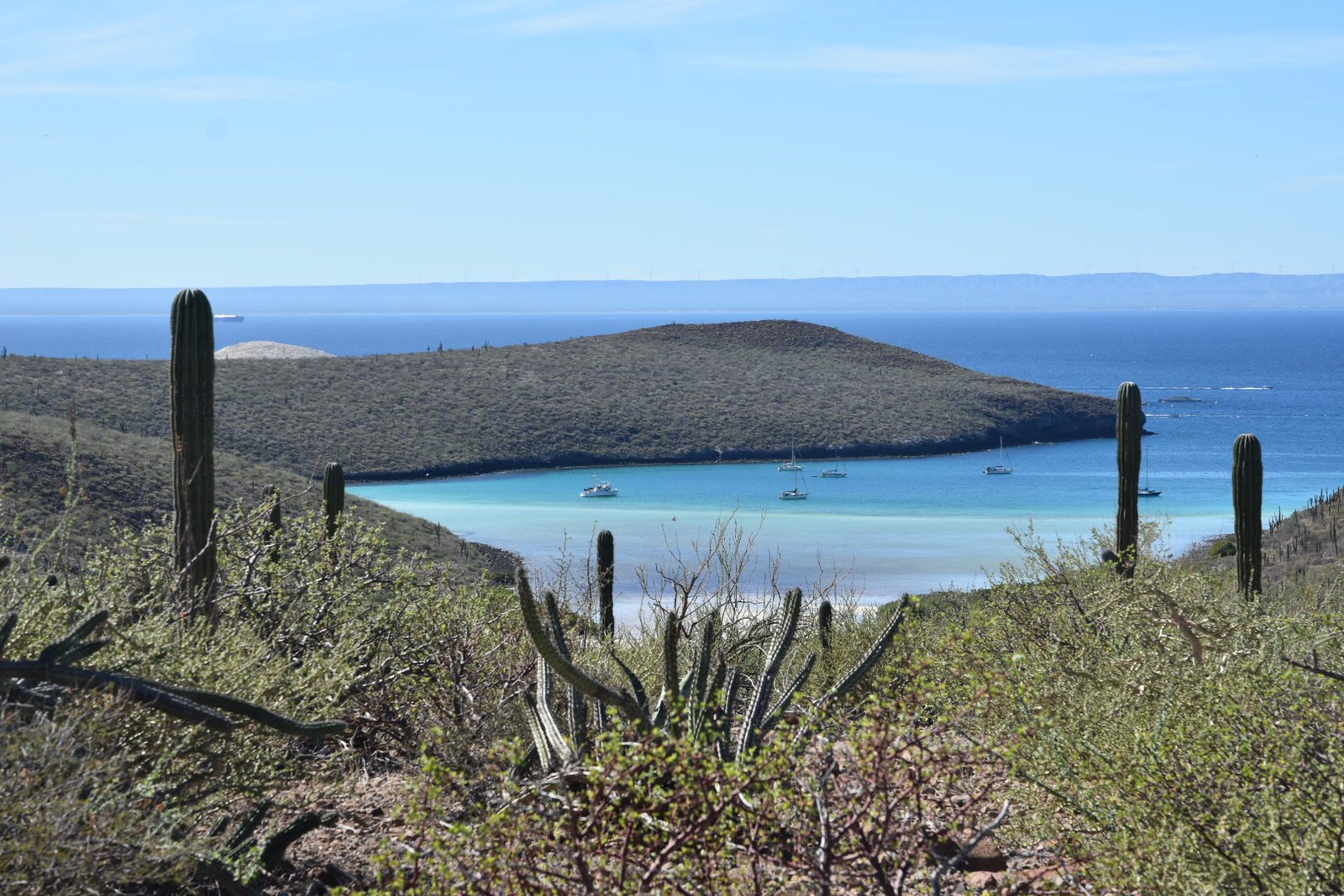 Que faire à La Paz en Basse-Californie du Sud ? Les incontournables 1 Vue aérienne de La Paz avec Balandra et les îles d'Espíritu Santo en arrière-plan dans la mer de Cortés