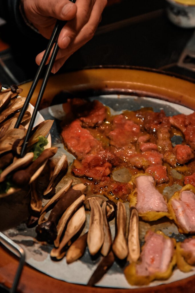Que faire au Yunnan : mon itinéraire + incontournables 16 barbecue avec des champignons sauvages dans un restaurant au Yunnan