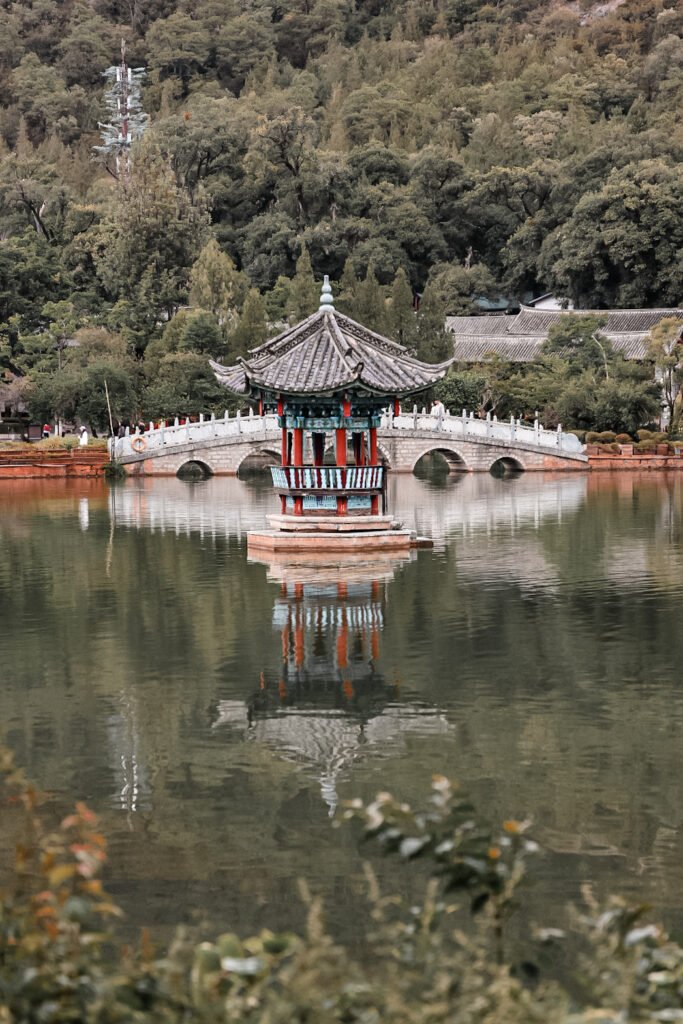Que faire au Yunnan : mon itinéraire + incontournables 4 Temple de la Black Dragon Pool sous la pluie