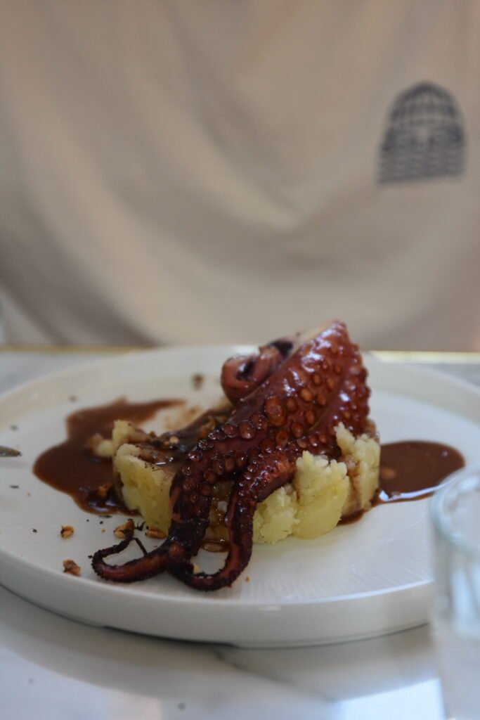 Visiter Collioure en 2 jours : guide + itinéraire 14 assiette de poulpe à Casa Léon, adresse locale à Collioure