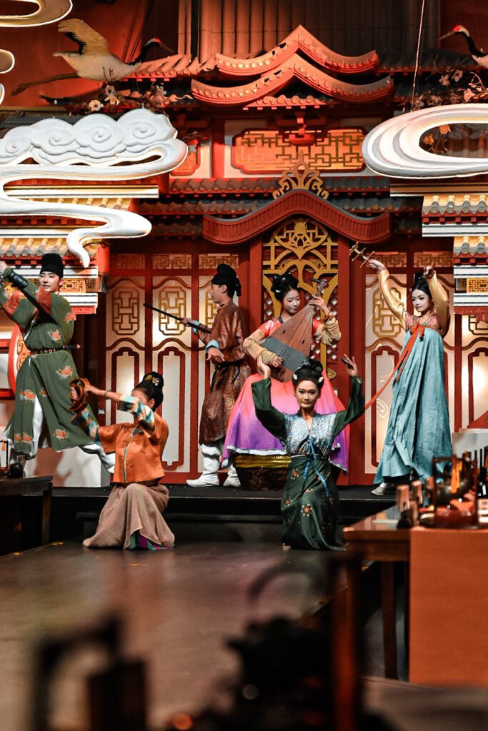 Que faire à Shanghai en 3 jours : itinéraire complet 12 tableau représentant l'Histoire de la Chine durant le dîner impérial à Shanghai