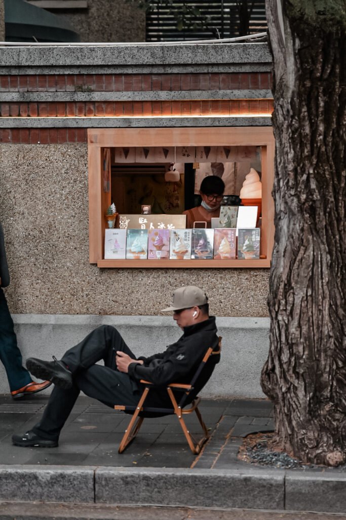 Que faire à Shanghai en 3 jours : itinéraire complet 9 petite échoppe sur Anfu Road avec ses habitants
