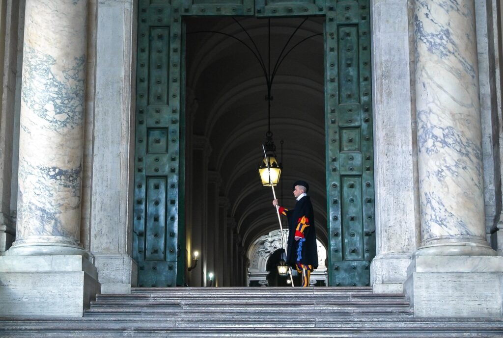 Visiter le Vatican : guide complet + conseils 4 Entrée de la Chapelle Sixtine, lieu immanquable pour visiter le Vatican