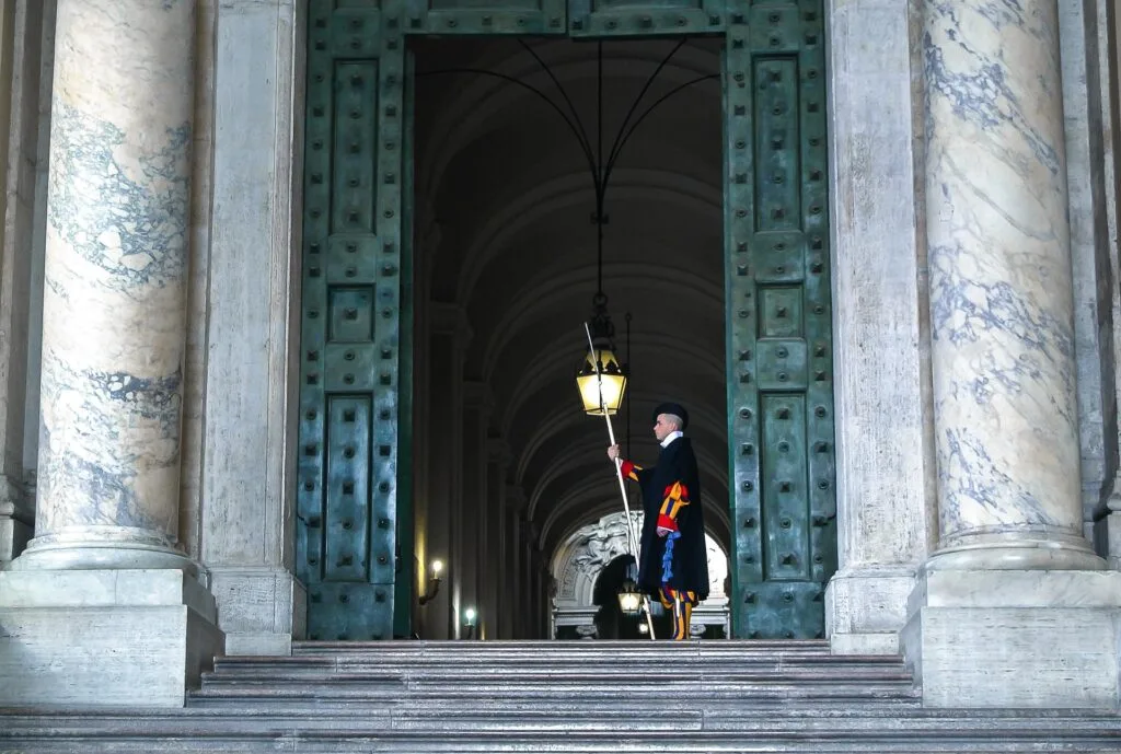 Visiter le Vatican : guide complet + conseils 4 Entrée de la Chapelle Sixtine, lieu immanquable pour visiter le Vatican