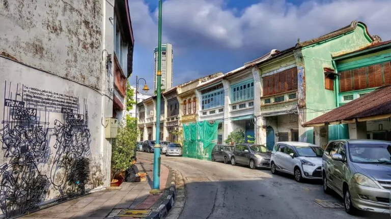 Ruelle typique du centre historique de George Town avec ses shophouses colorées, meilleur quartier où dormir à Penang