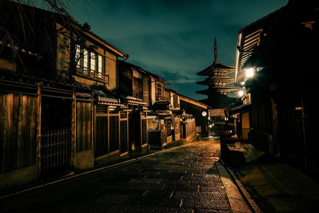 les rues pavées de Gion en fin de journée, bordées de maisons de thé traditionnelles