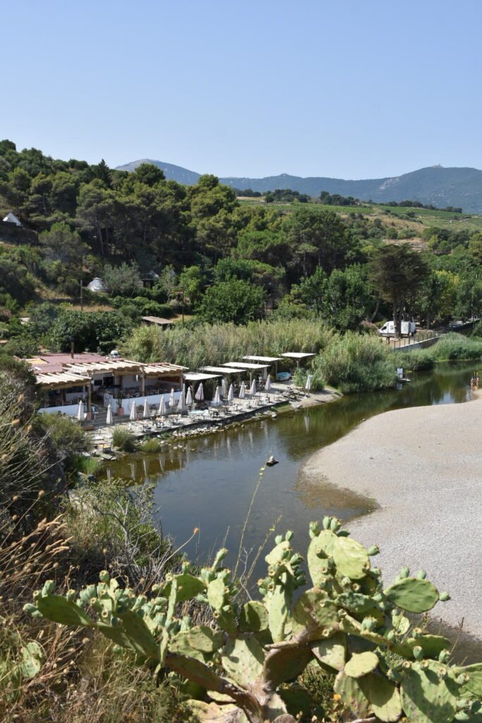 Visiter Collioure en 2 jours : guide + itinéraire 9 restaurant au bord de la plage de l'Ouille