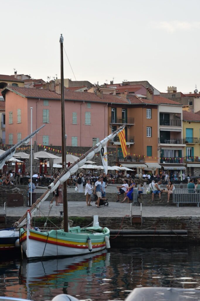 Visiter Collioure en 2 jours : guide + itinéraire 4 bateaux à quais sur le port de Collioure
