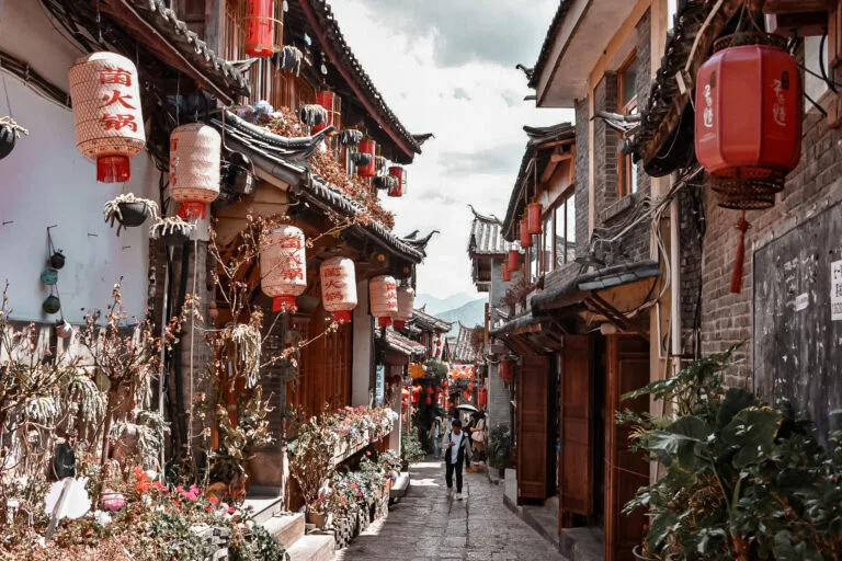 Canaux et ponts en pierre de la vieille ville de Lijiang au Yunnan