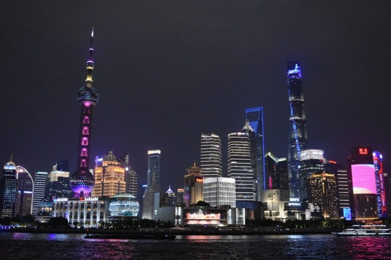 la skyline de Shanghai de nuit avec la perle de l'Orient illuminée